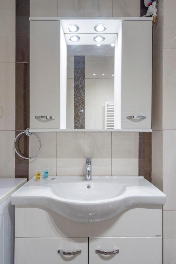 2 Bedroom Renovated With A View Apartment *